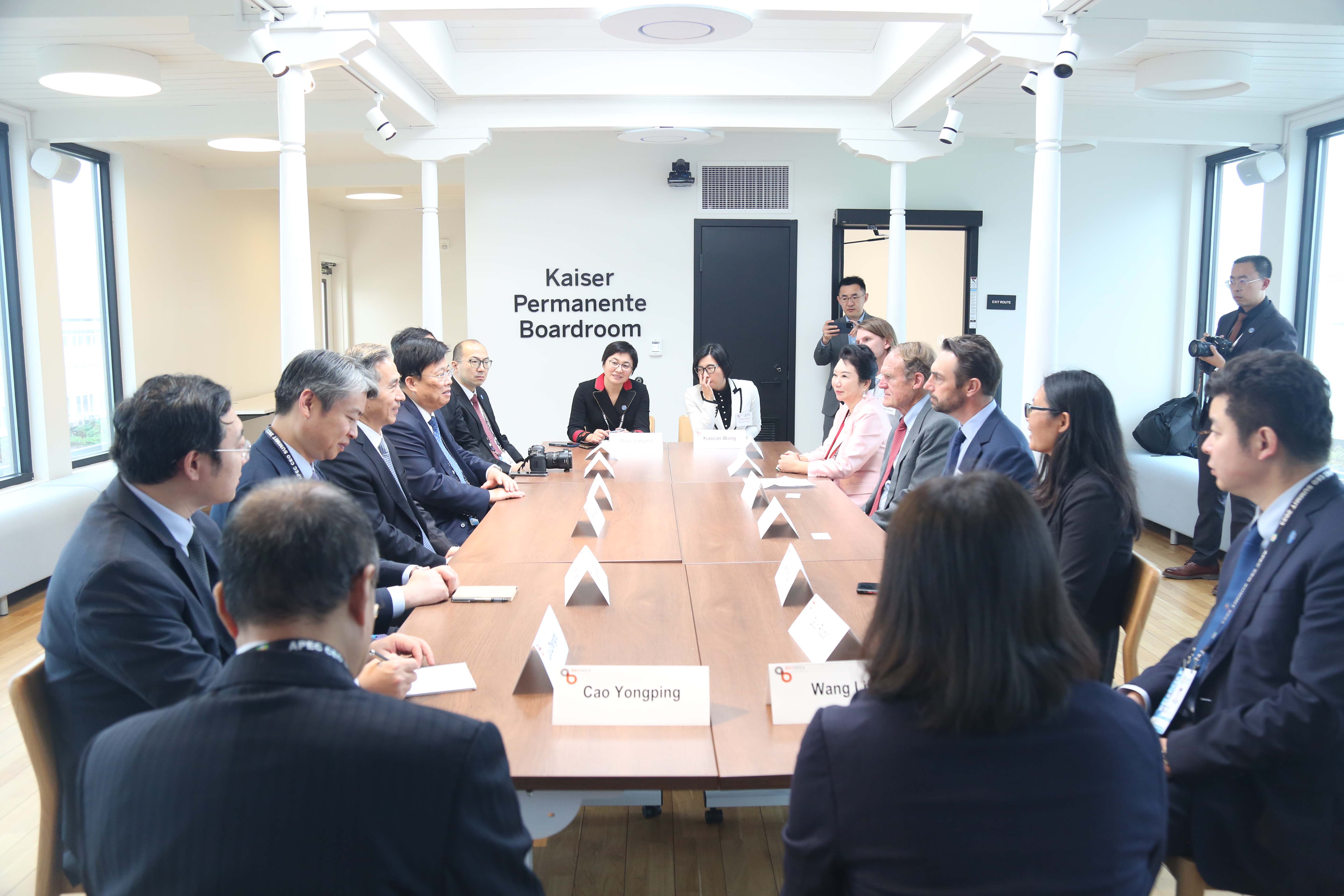 bwin必赢亚洲集团董事局李俐与中国贸促会会长任鸿斌互换